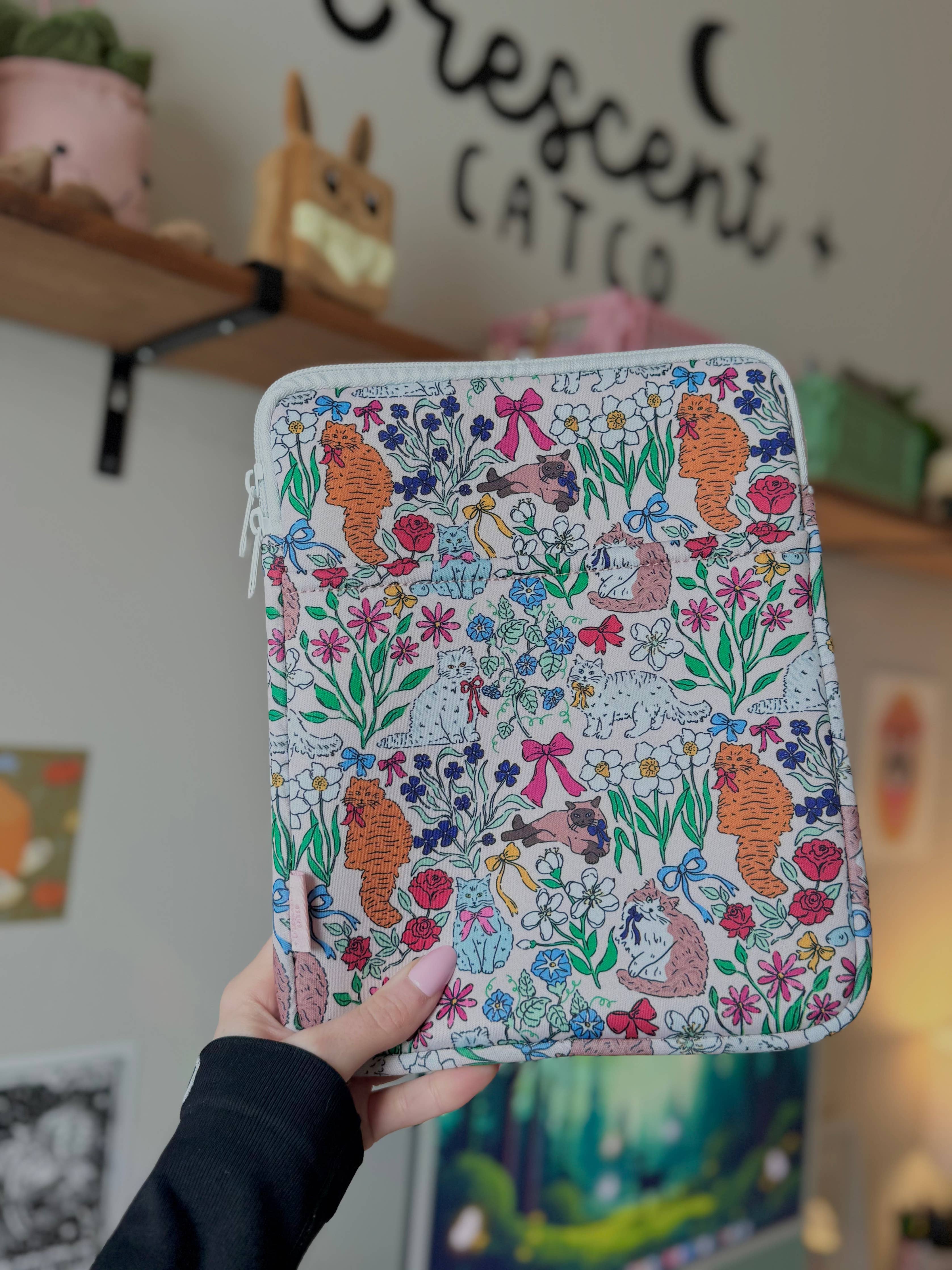 Vintage Cats & Bows Book & Kindle Pouch, Medium E-Reader Zip up Book Sleeve